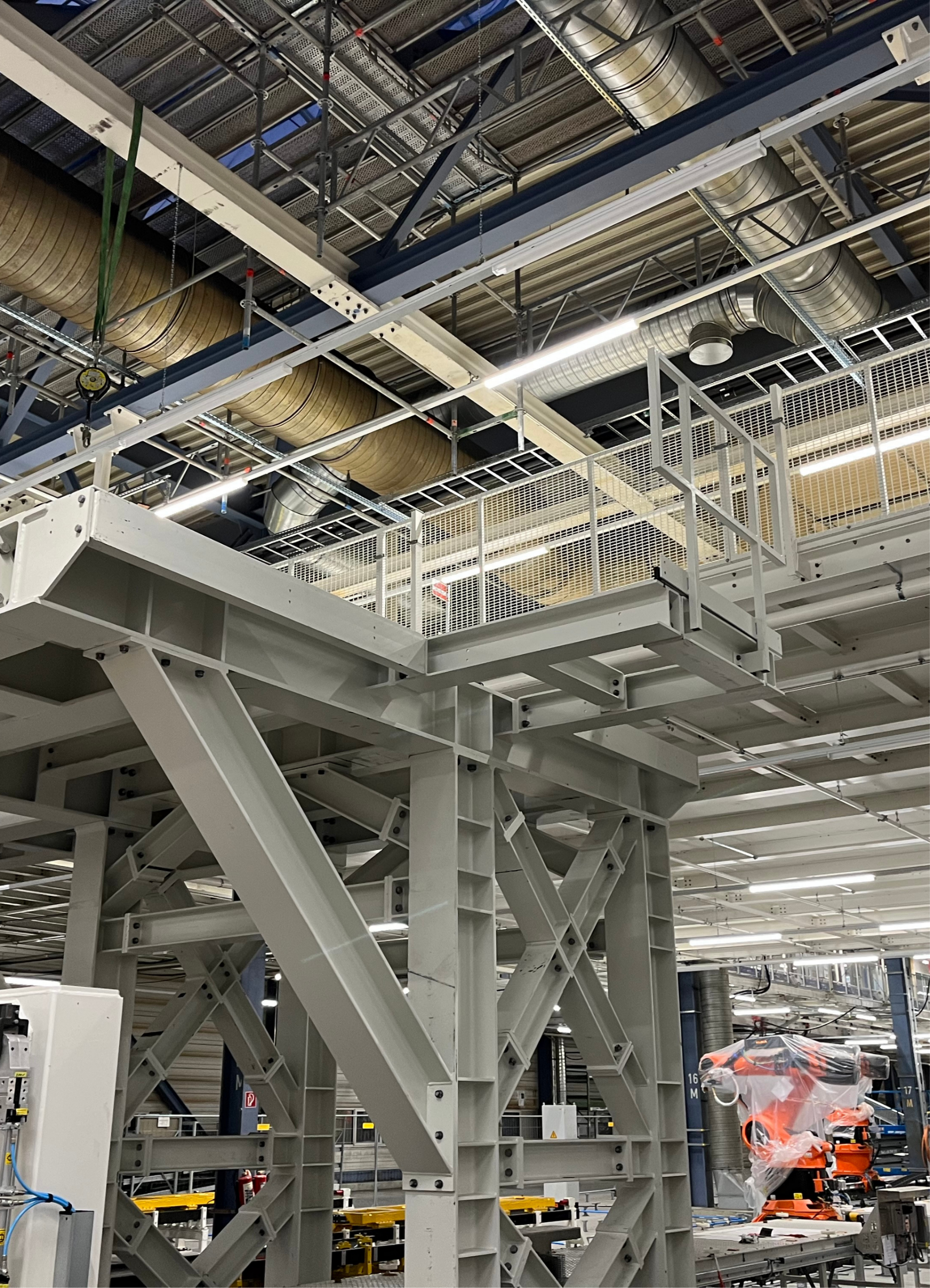 Industrielle Stahlkonstruktion in einer Produktionsumgebung