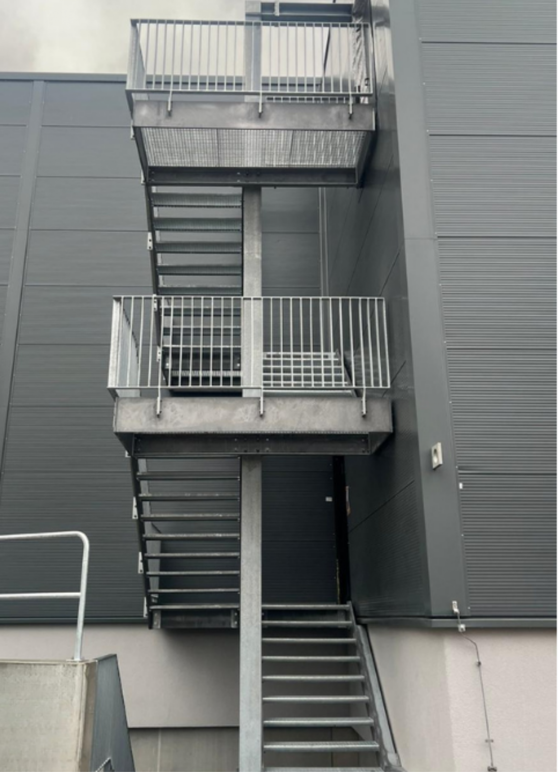Industrietreppe mit Podest und Geländer